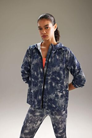 DeFactoFit Su İtici İnce Mont Rüzgar Geçirmez Slim Fit Dar Kesim Kapüşonlu Fermuarlı Esnek Dokulu Mevsimlik Baharlık B2459AX24SPBK81