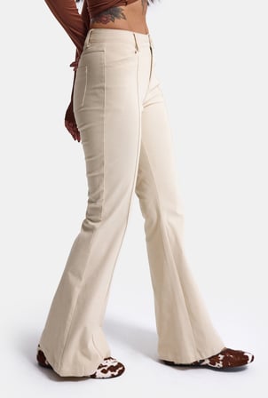 Kadın Bej Flare Fit Pürüzsüz Dokulu Esnek Velvet Kadife Kumaş Pantolon