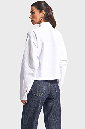 Kadın Beyaz Renk Bol Kesim Kravat Detaylı Özel Tasarım Gömlek