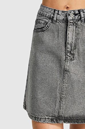 Kadın Gri Füme Renk Önü Parlak Taşlı Straight Fit Denim Etek