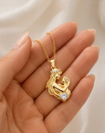 💎 Premium Parlak ve Şık Anne Bebek Figürlü Kalp Taşlı Gold Renk 925 Ayar Gümüş Kolye (45 cm)