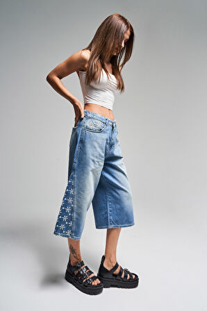 Kadın Mavi Kot Rengi 2S5-75 Çiçek Nakışlı Maxi Boy Tasarım Denim Şort