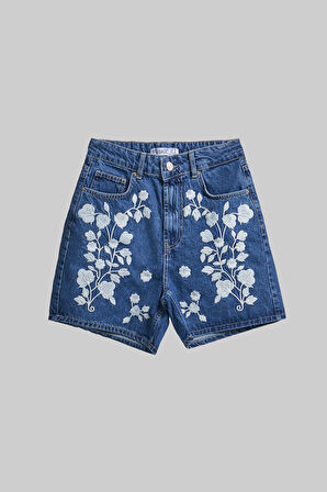 Kadın Mavi Renk 1S5-5 Beyaz Çiçek Nakışlı Midi Boy %100 Koton Tasarım Denim Şort
