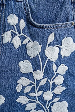 Kadın Mavi Renk 1S5-5 Beyaz Çiçek Nakışlı Midi Boy %100 Koton Tasarım Denim Şort