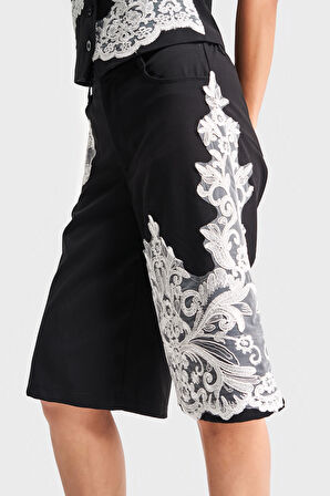 Kadın Siyah Renk Dantel Nakışlı Midi Boy Tasarım Kumaş Bermuda Şort