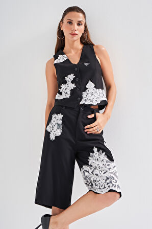 Kadın Siyah Renk Dantel Nakışlı Midi Boy Tasarım Kumaş Bermuda Şort