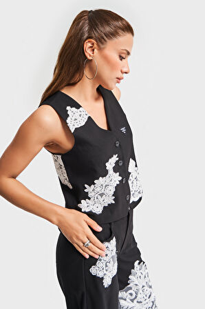 Kadın Siyah Renk Dantel Nakışlı Sıfır Kol Düğmeli Tasarım Kumaş Yelek