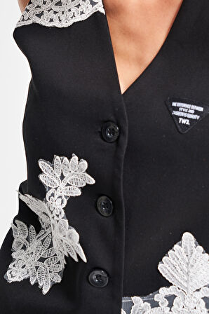 Kadın Siyah Renk Dantel Nakışlı Sıfır Kol Düğmeli Tasarım Kumaş Yelek