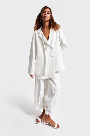 Kadın Ekru Renk Dantel Detaylı Özel Tasarım Oversize Kruvaze Kumaş Ceket