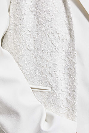 Kadın Ekru Renk Dantel Detaylı Özel Tasarım Oversize Kruvaze Kumaş Ceket