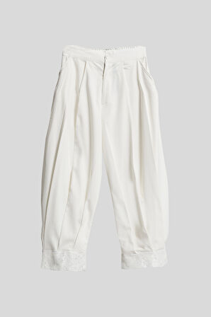 Kadın Ekru Renk Beyaz Dantel Detaylı Bol Kesim Özel Tasarım Kumaş Pantolon