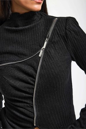 Kadın Siyah w5 Asimetrik Kesim Fermuar Detaylı Özel Tasarım Crop Top