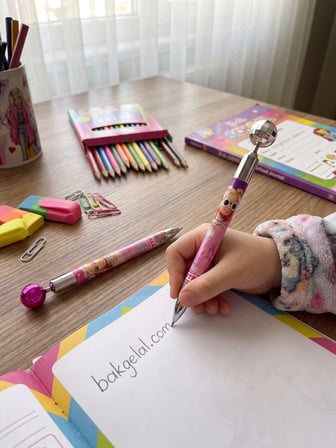 BakGelAl Barbie Extra Lisanslı Işıltılı Versatil Kalem – Dekoratif Küreli 1 Adet