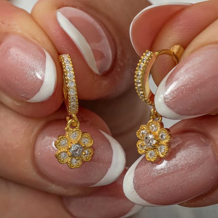 💎 Premium Parlak ve Şık Sallantılı Model Gold Renk Minimal Çiçek Kadın 925 Ayar Gümüş Küpe