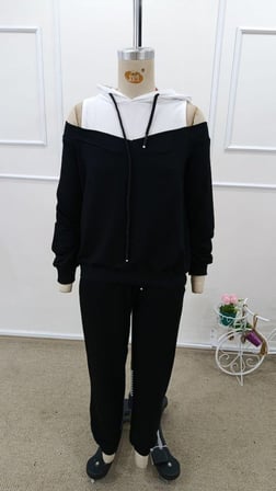 Kadın Siyah Beyaz Kapüşonlu Omuz Dekolteli Eşofman Takımı - Viskon Sweatshirt ve Jogger Alt İkili Takım - XXL