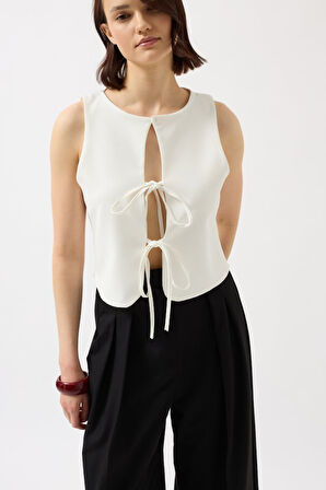 Bağcık Detay Dekolte Bluz