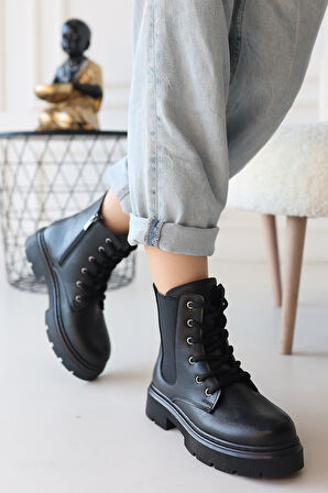 Daum Siyah Cilt Bağcıklı Bot