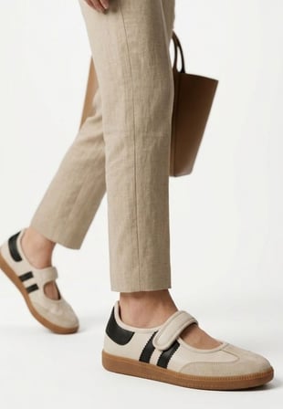 Menja Bej Cilt Siyah Detaylı Cırt Cırtlı Babet Ayakkabı