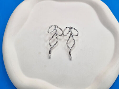 Göz Alıcı Gösterişli Gümüş Kaplama Fiyonk Model Şık Çelik Uçlu VIP Bijuteri Küpe | Parlak ve Zarif