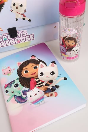 x Dekomus Lisanslı Gabby’s Dollhouse Magic School Collection 500 Ml Tritan Matara, Saplı Çanta, Defter Ve Bloknot Seti
