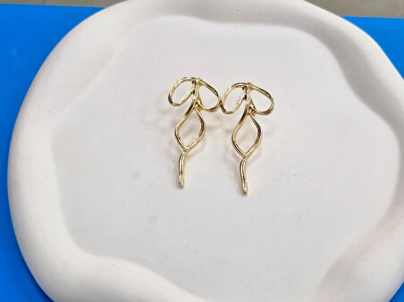 Göz Alıcı Gösterişli Altın Kaplama Fiyonk Model Şık Çelik Uçlu VIP Bijuteri Küpe | Parlak ve Zarif