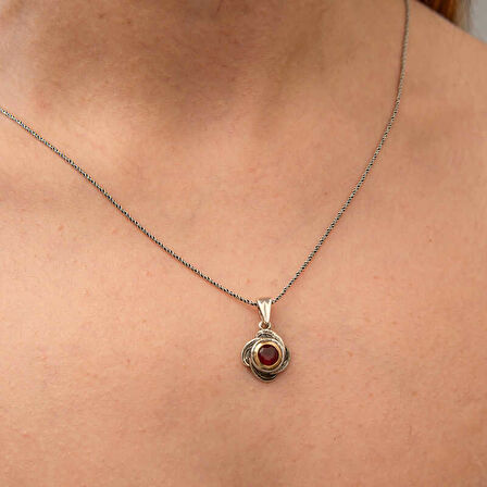 Gümüş Kırmızı Taşlı Gül Model Kadın Kolye