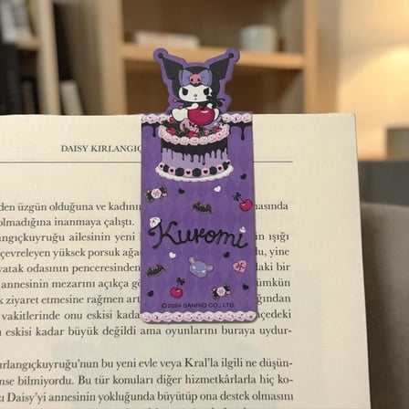 BakGelAl Sanrio Lisanslı Kuromi 3’lü Manyetik Kitap Ayracı Seti – Pasta Temalı Sevimli Ayraç