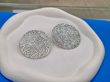 Göz Alıcı Gösterişli Gümüş Kaplama Dokulu Model Çelik Uçlu VIP Bijuteri Küpe | Parlak ve Zarif