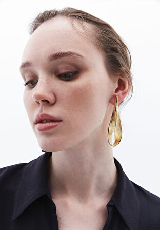 Göz Alıcı Gösterişli Altın Kaplama Yaprak Formlu Çelik Uçlu VIP Bijuteri Küpe | Parlak ve Zarif