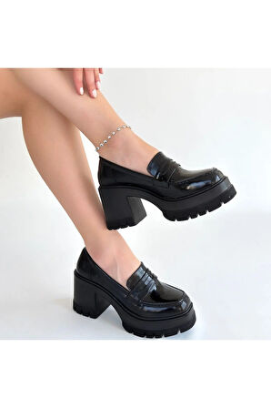 Janes Siyah Rugan Dolgu Topuk Ayakkabı