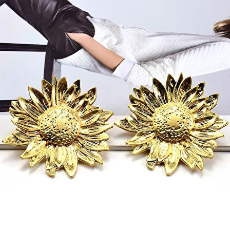 Göz Alıcı Gösterişli Altın Kaplama Ayçiçeği Model Şık Çelik Uçlu VIP Bijuteri Küpe | Parlak ve Zarif