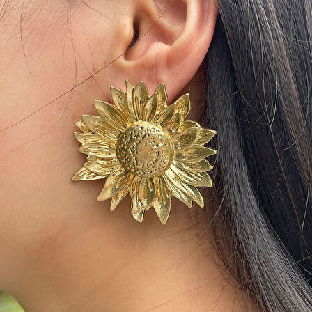 Göz Alıcı Gösterişli Altın Kaplama Ayçiçeği Model Şık Çelik Uçlu VIP Bijuteri Küpe | Parlak ve Zarif