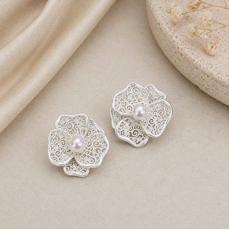 💎 Premium Parlak Gümüş Renk Model İnci Detaylı İşlemeli Çiçek Figür 316L Çelik Kadın Küpe