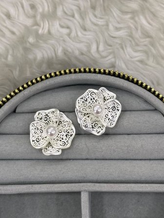 💎 Premium Parlak Gümüş Renk Model İnci Detaylı İşlemeli Çiçek Figür 316L Çelik Kadın Küpe
