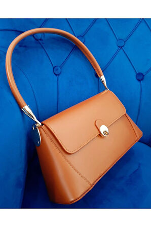 Kapaklı Model  Gold Renk Kilit Kapamalı Kadın Omuz Çantası