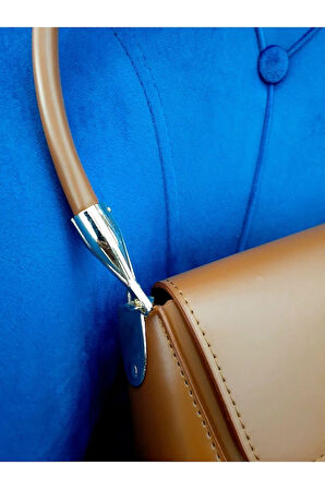 Kapaklı Model  Gold Renk Kilit Kapamalı Kadın Omuz Çantası