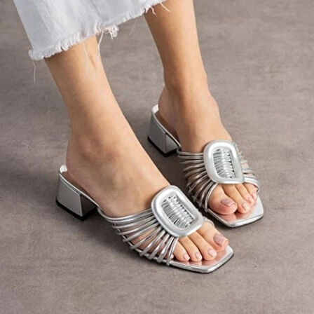 Anca Gümüş Rugan Topuklu Terlik