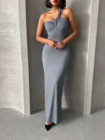 Tek omuz pliseli elbise