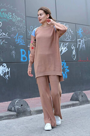 Omuz detaylı kol nakışlı ikili alt üst triko takım vizon