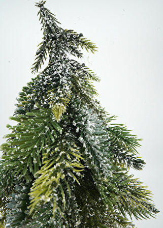 Karlı Yılbaşı Ağacı