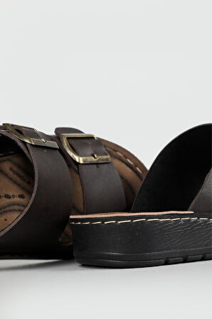 Lugmo Suni Deri Eva Terlik Dikişli Metal Çift Tokalı Erkek Konfort Hafif Kaymaz Taban Kahverengi