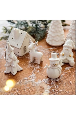 Porselen Geyik Yılbaşı Ağaç Süsü – Dekoratif Seramik Yılbaşı Süsü (6.5 cm)