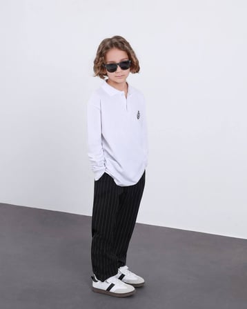 Erkek Çocuk Beyaz Polo Yaka Sweatshirt Siyah Çizgili Pantolon Takım – Şık Rahat Günlük Kombin 5084S