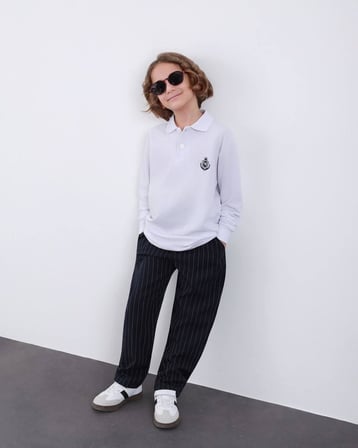 Erkek Çocuk Beyaz Polo Yaka Sweatshirt Siyah Çizgili Pantolon Takım – Şık Rahat Günlük Kombin 5084S