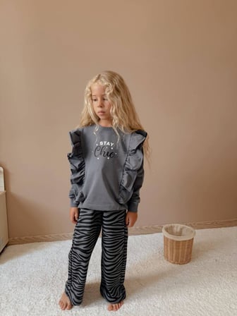 Kız Çocuk "Stay Chic" Fırfırlı Sweatshirt ve Zebra Desenli Pantolon Takım

 50041G