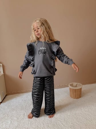 Kız Çocuk "Stay Chic" Fırfırlı Sweatshirt ve Zebra Desenli Pantolon Takım

 50041G