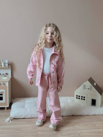 Kız Çocuk Gabardin 3 Parça Pembe Ceketli Takım – Nakış Detaylı Ceket, Basic Body ve Pantolon Takım 1509