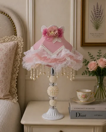 Pembe Kadife Kaplı El Yapımı Çiçekli Model İnci Ayaklı Klasik Model Abajur 50x30cm