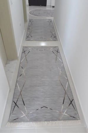 Yolluk Halı – Kaymaz Tabanlı, Yıkanabilir, Yumuşak Dokulu, Şık ve Dayanıklı Tasarım (altuğ