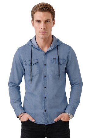 RizzUP Koyu Mavi Kapüşonlu Likralı Kot Gömlek – Slim Fit Çıt Çıt Kapamalı Erkek Gömlek 2300396